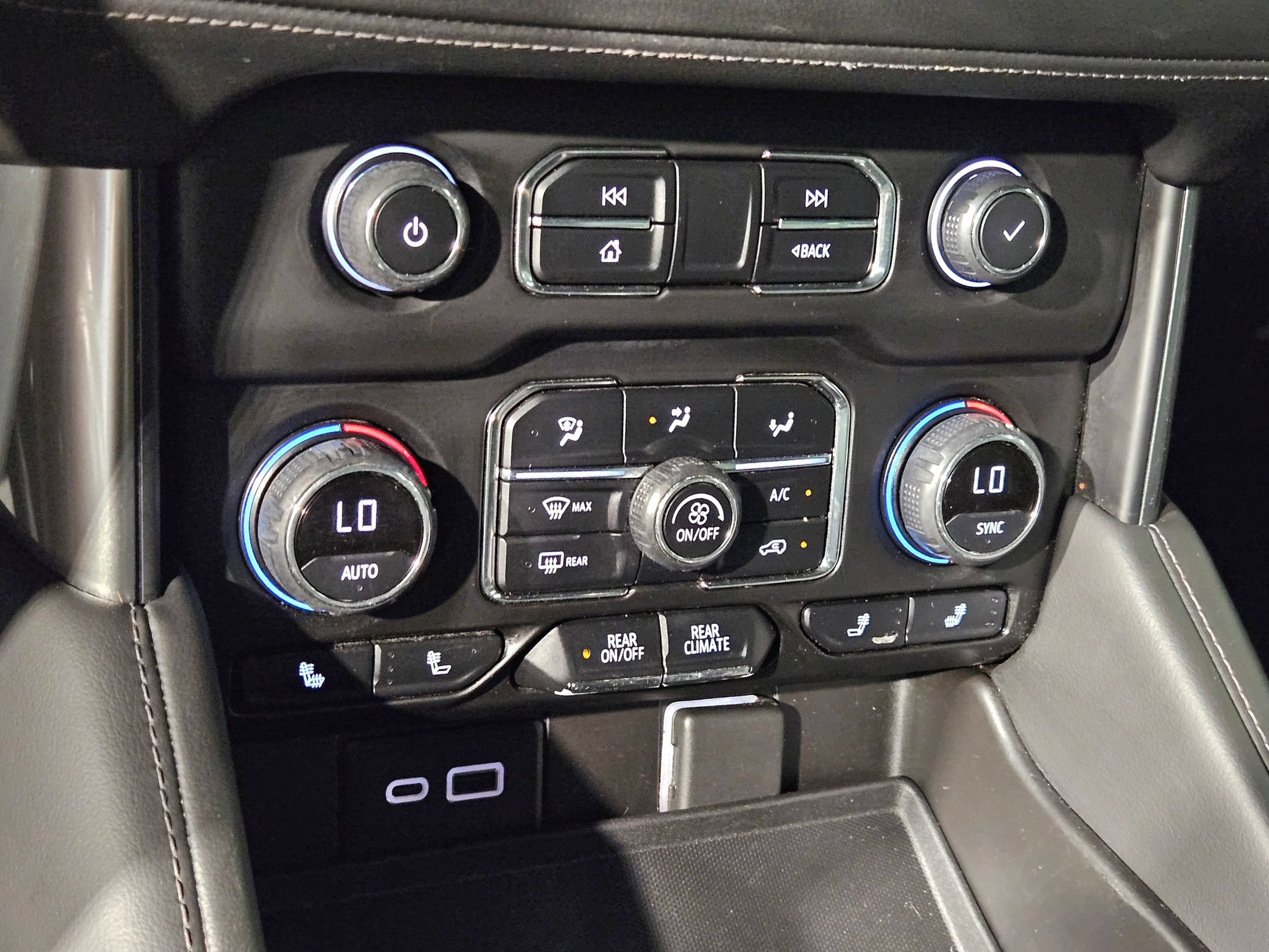 Used 2021 Chevrolet Tahoe Z71 w/ Luxury Package AWD/4WD image 33