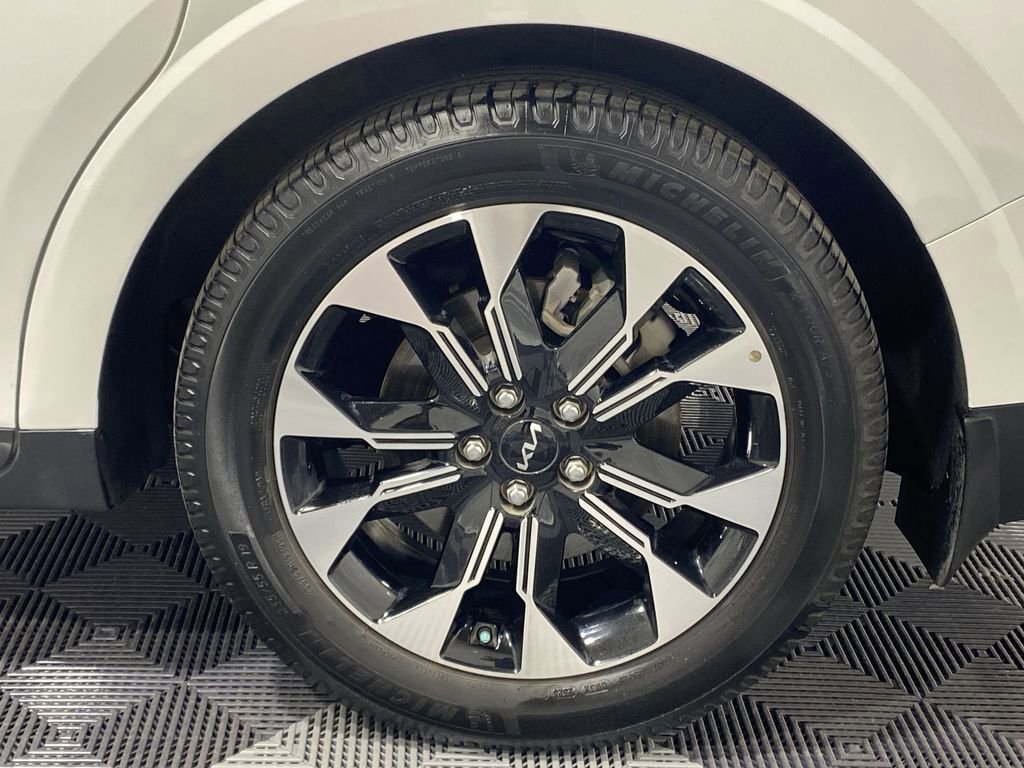 Used 2022 Kia Carnival EX image 32