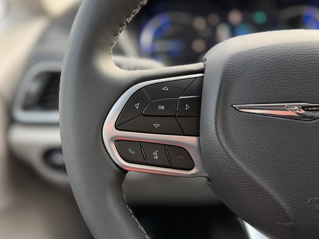 Used 2022 Chrysler Pacifica Touring-L image 10