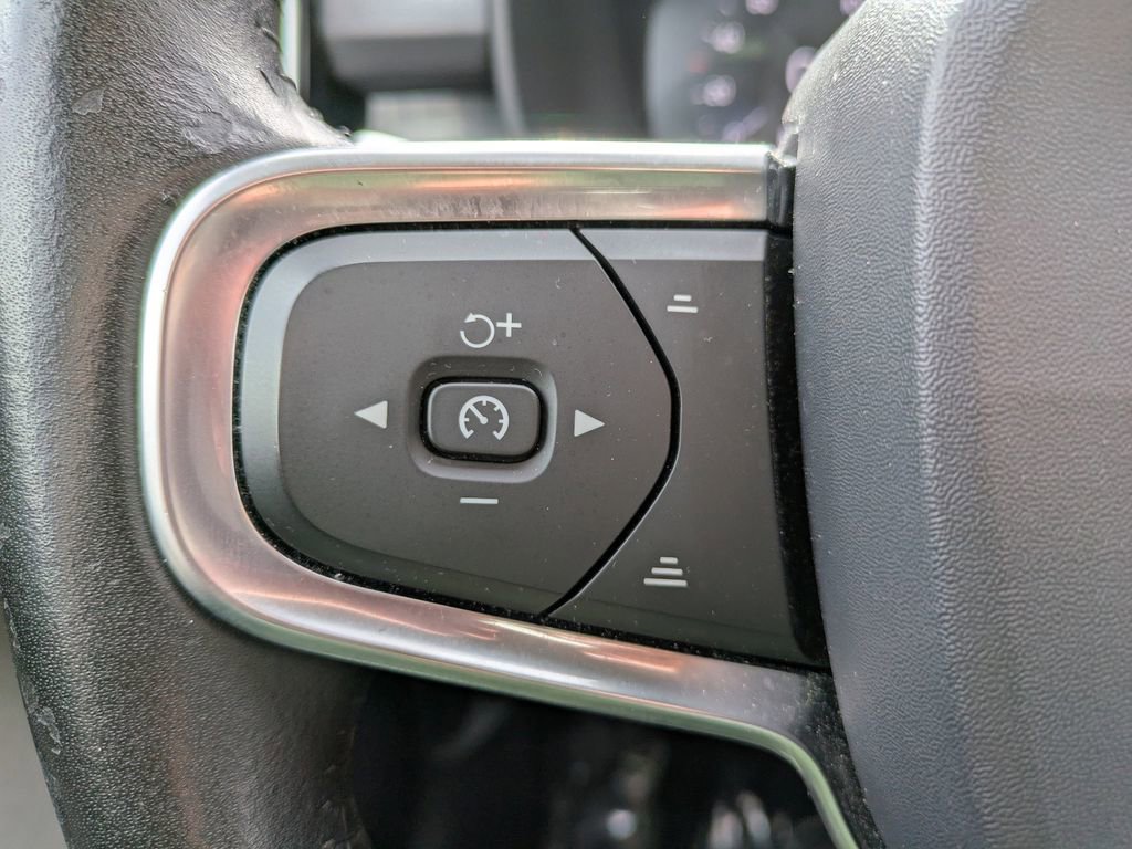 Used 2020 Volvo XC40 T4 Momentum w/ Protection Package Premier image 25