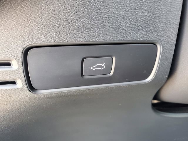 Certified 2025 Volvo XC40 B5 Plus AWD/4WD image 17