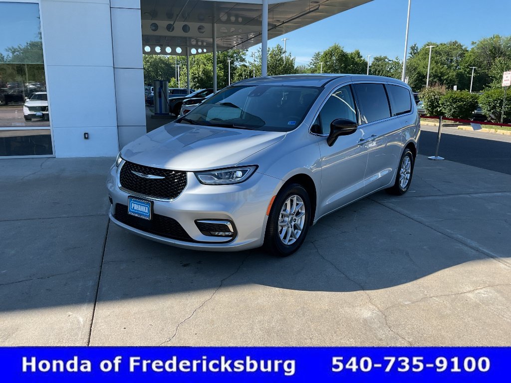 Used 2024 Chrysler Pacifica Touring-L