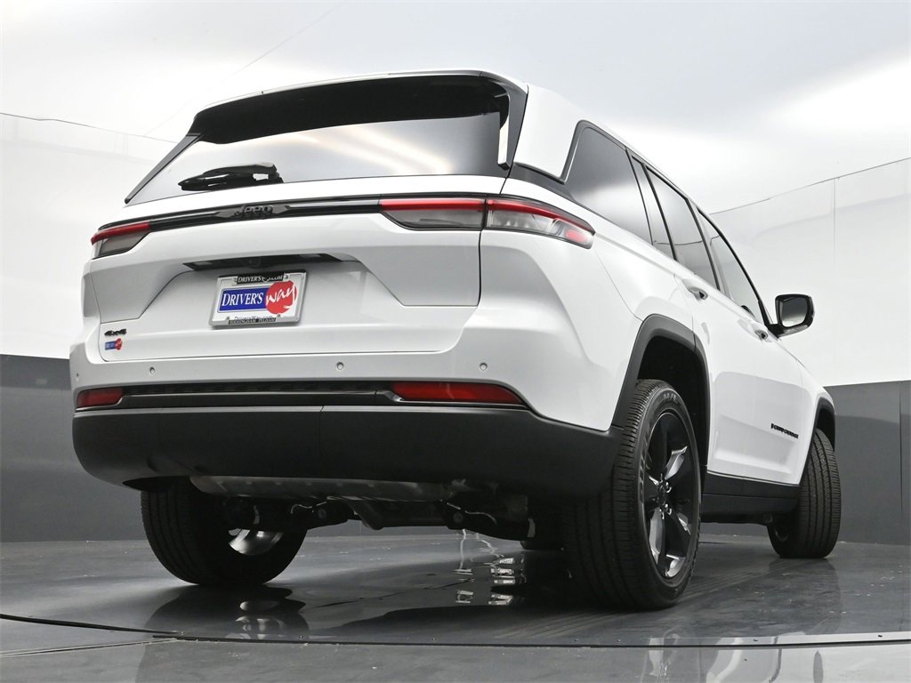 Used 2023 Jeep Grand Cherokee Altitude image 32