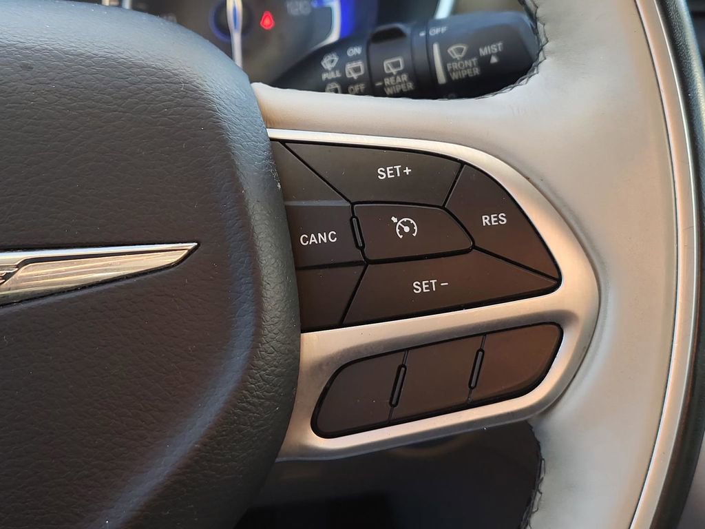 Used 2018 Chrysler Pacifica Limited image 34