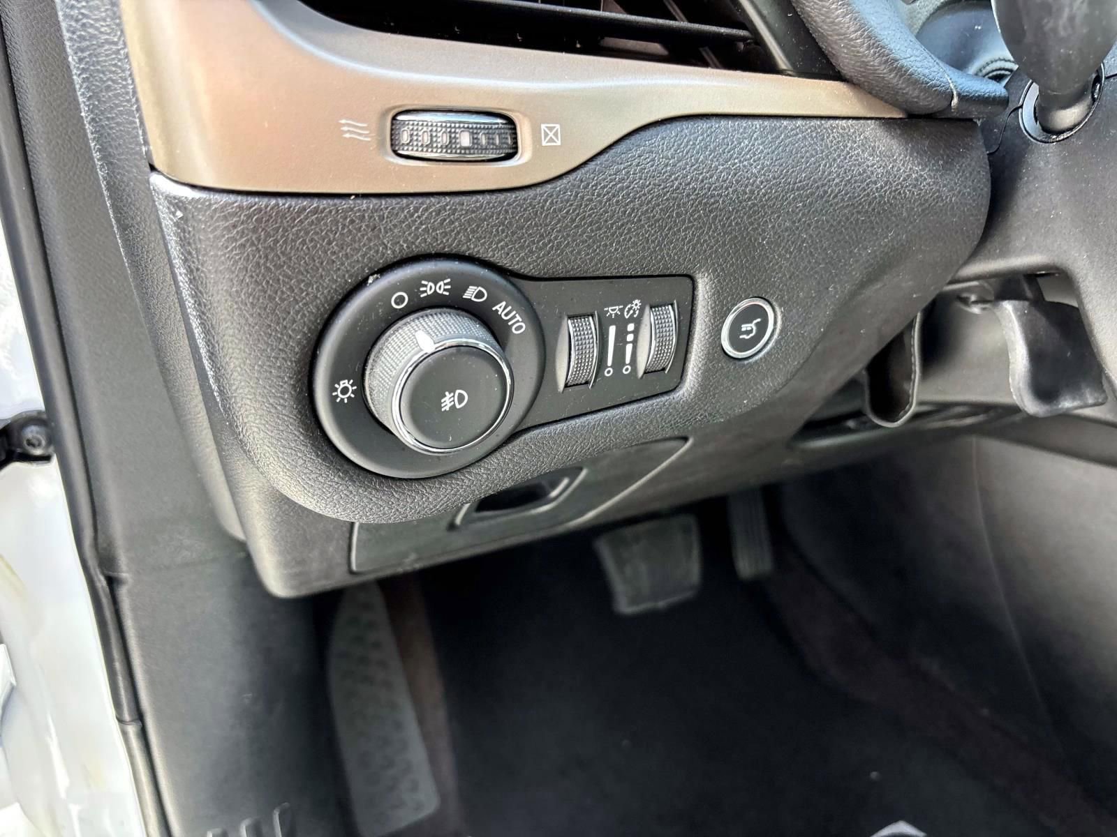 Used 2017 Jeep Cherokee Latitude w/ Comfort/Convenience Group FWD image 14
