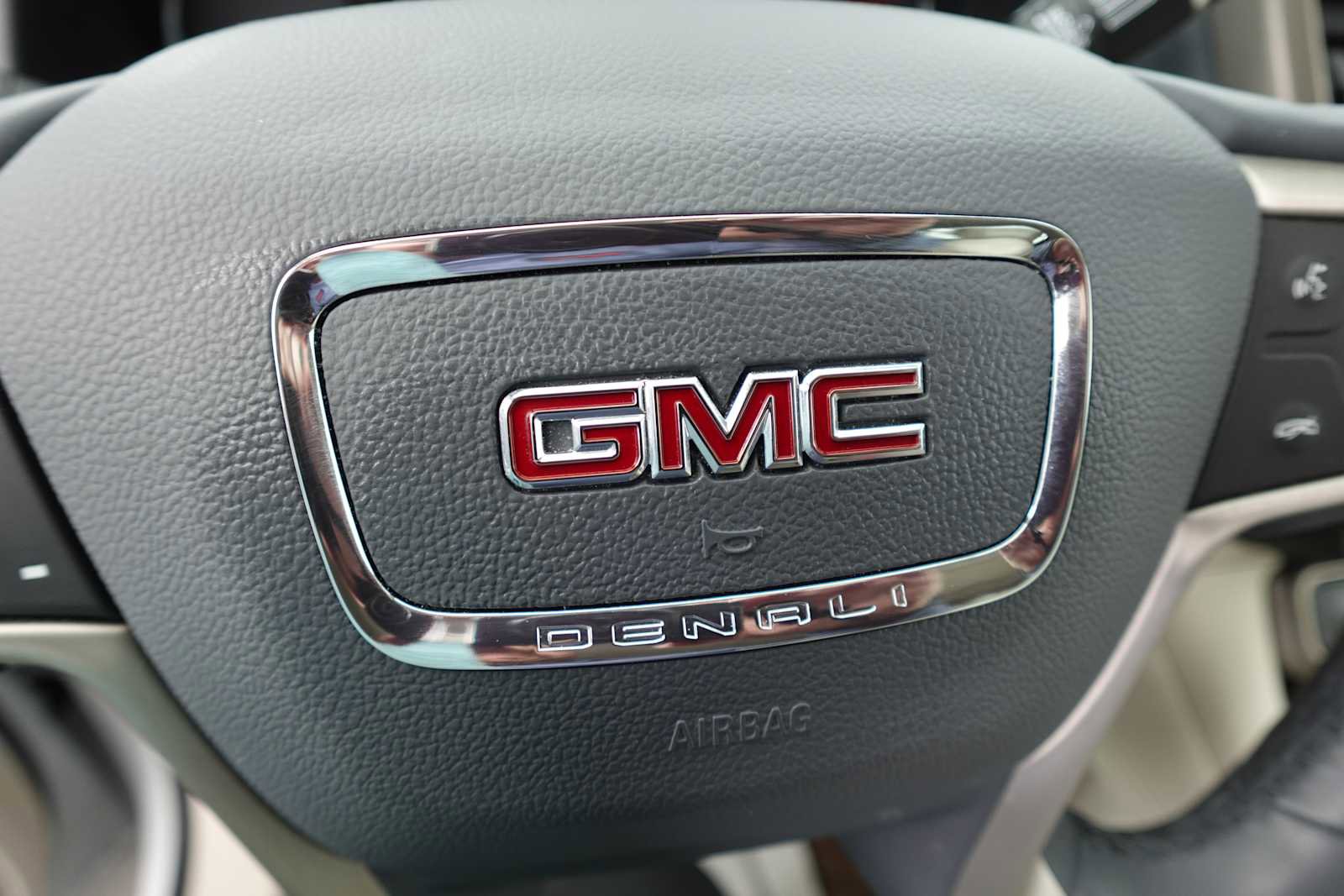 Used 2023 GMC Acadia Denali w/ Denali Ultimate Package AWD/4WD image 16