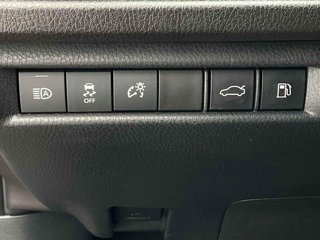 Used 2025 Toyota Camry SE image 27