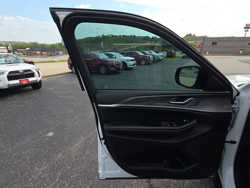 Used 2024 Jeep Grand Cherokee Limited w/ Luxury Tech Group II image 12