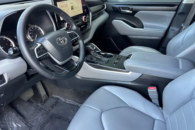 Used 2023 Toyota Highlander XLE FWD image 11