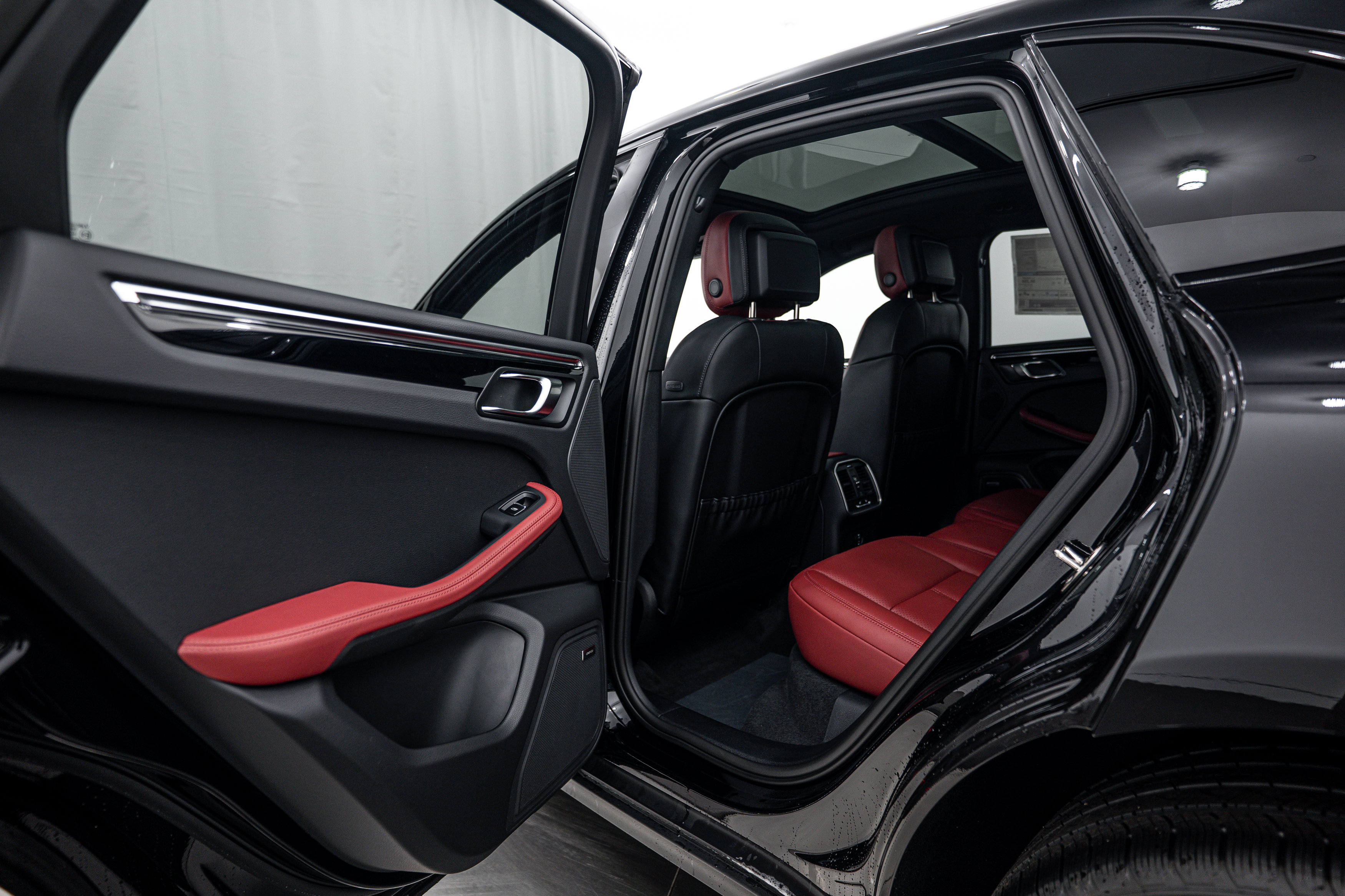 Certified 2026 Porsche Macan Turbo AWD/4WD image 21