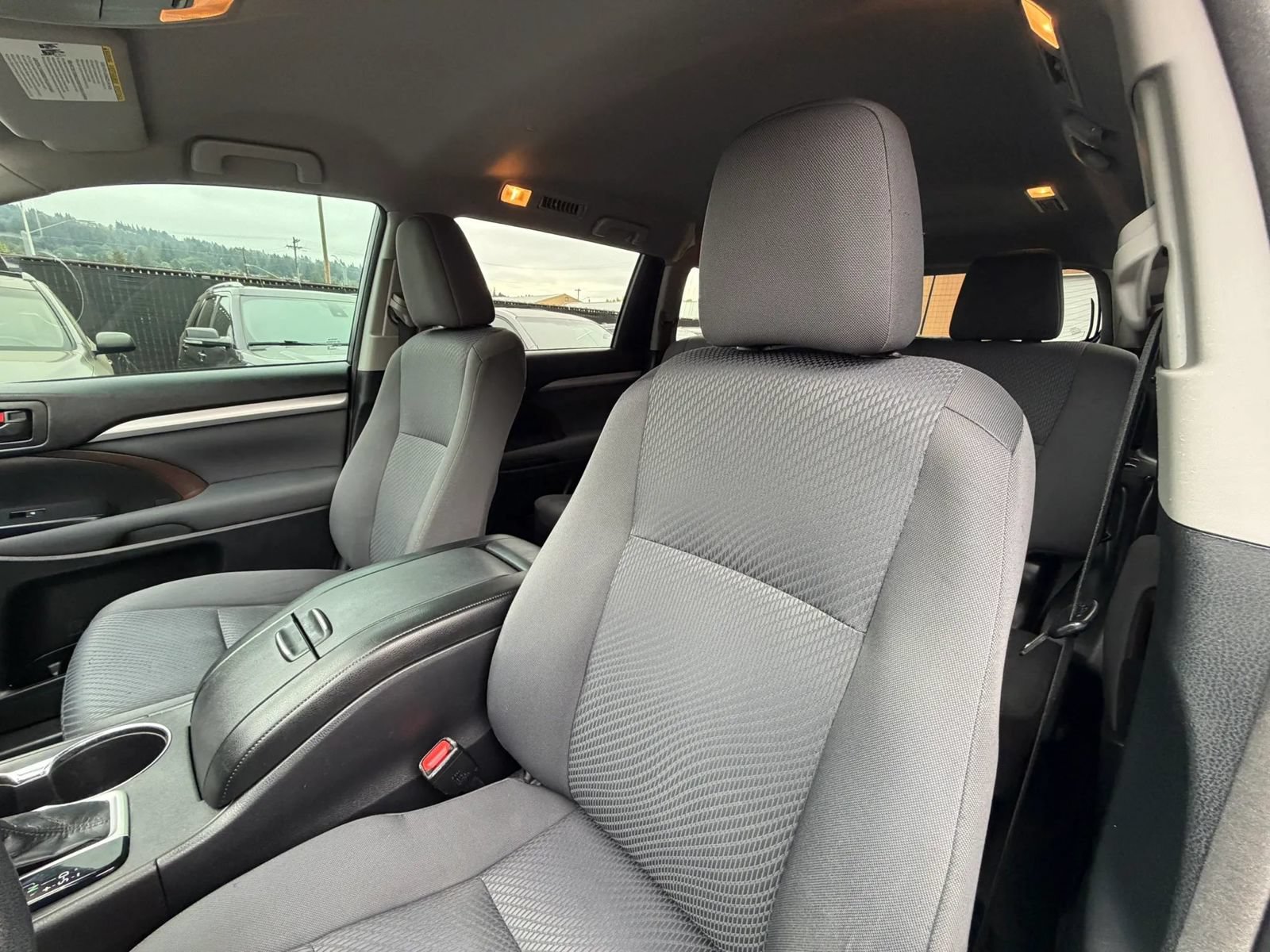 Used 2014 Toyota Highlander LE AWD/4WD image 25
