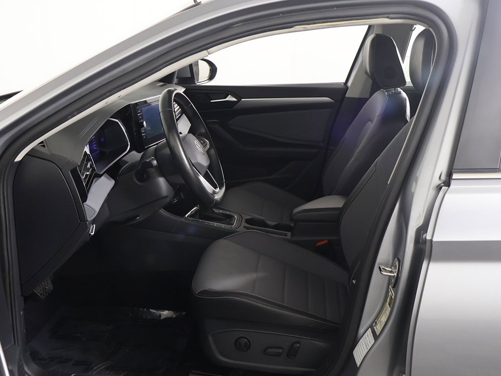 Used 2025 Volkswagen Jetta SE FWD image 23