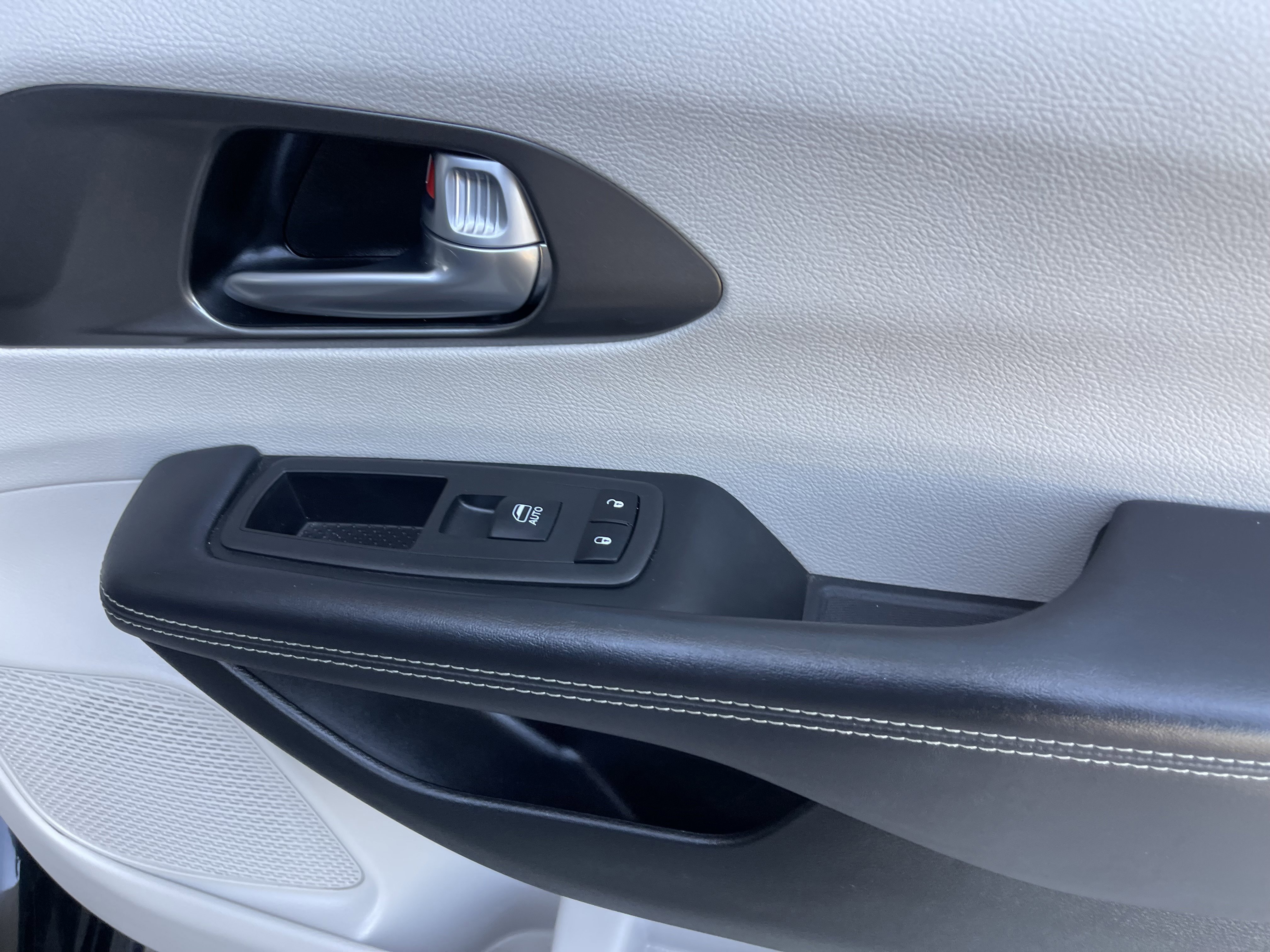 Used 2024 Chrysler Pacifica Touring-L FWD image 24