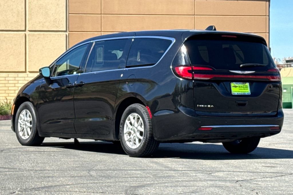 Used 2023 Chrysler Pacifica Touring-L image 3