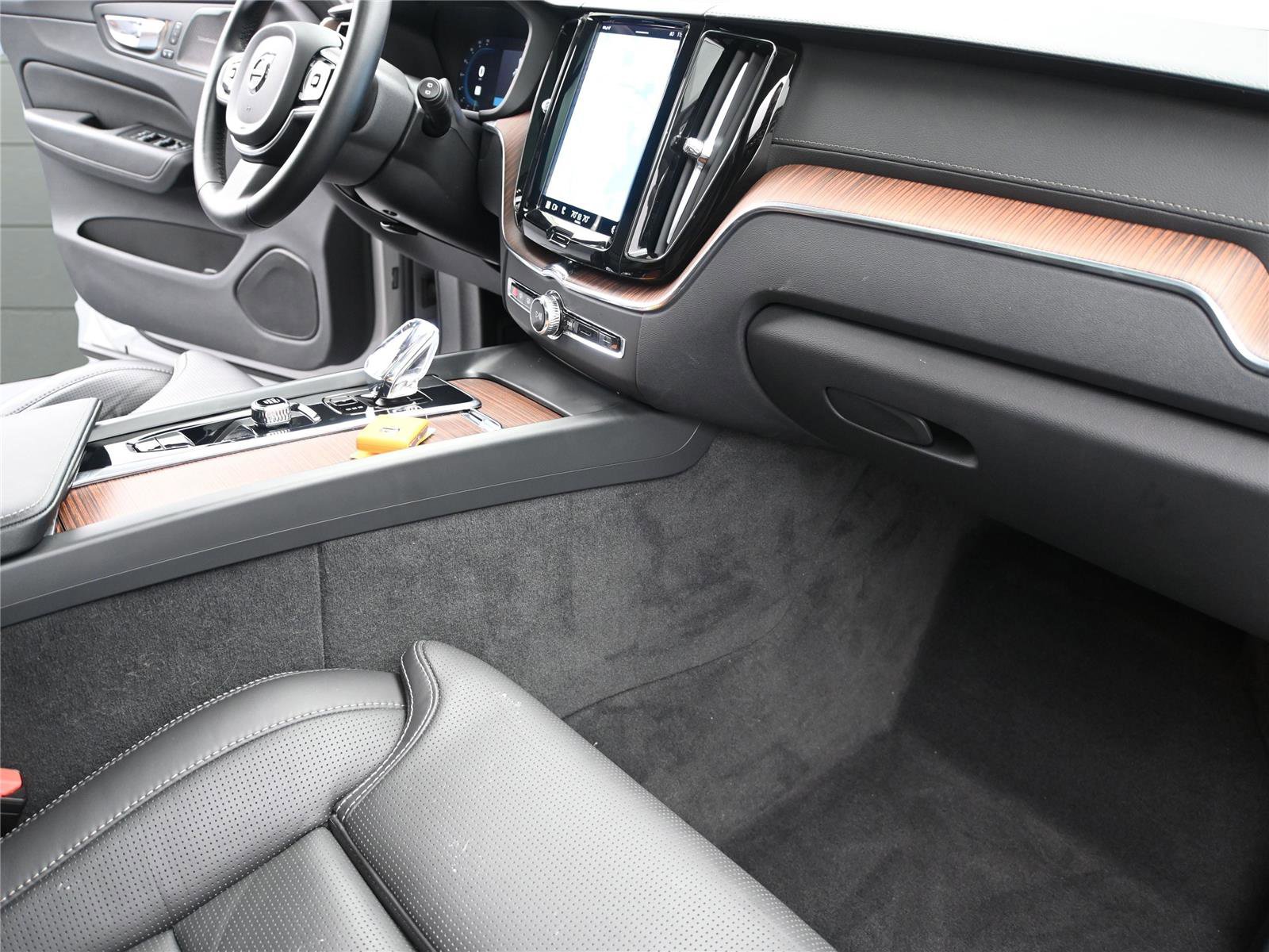 Used 2023 Volvo XC60 B6 Ultimate w/ Climate Package image 27