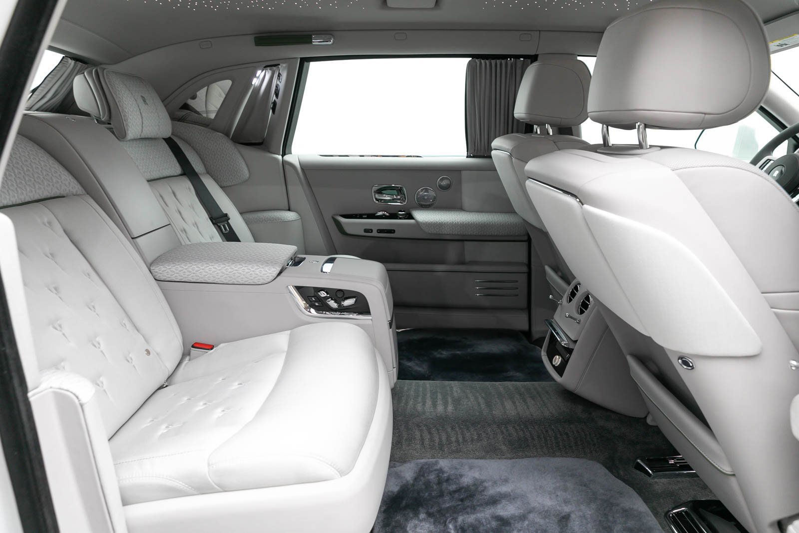 Used 2024 Rolls-Royce Phantom Extended Wheelbase w/ Leather Finishing Pack image 41