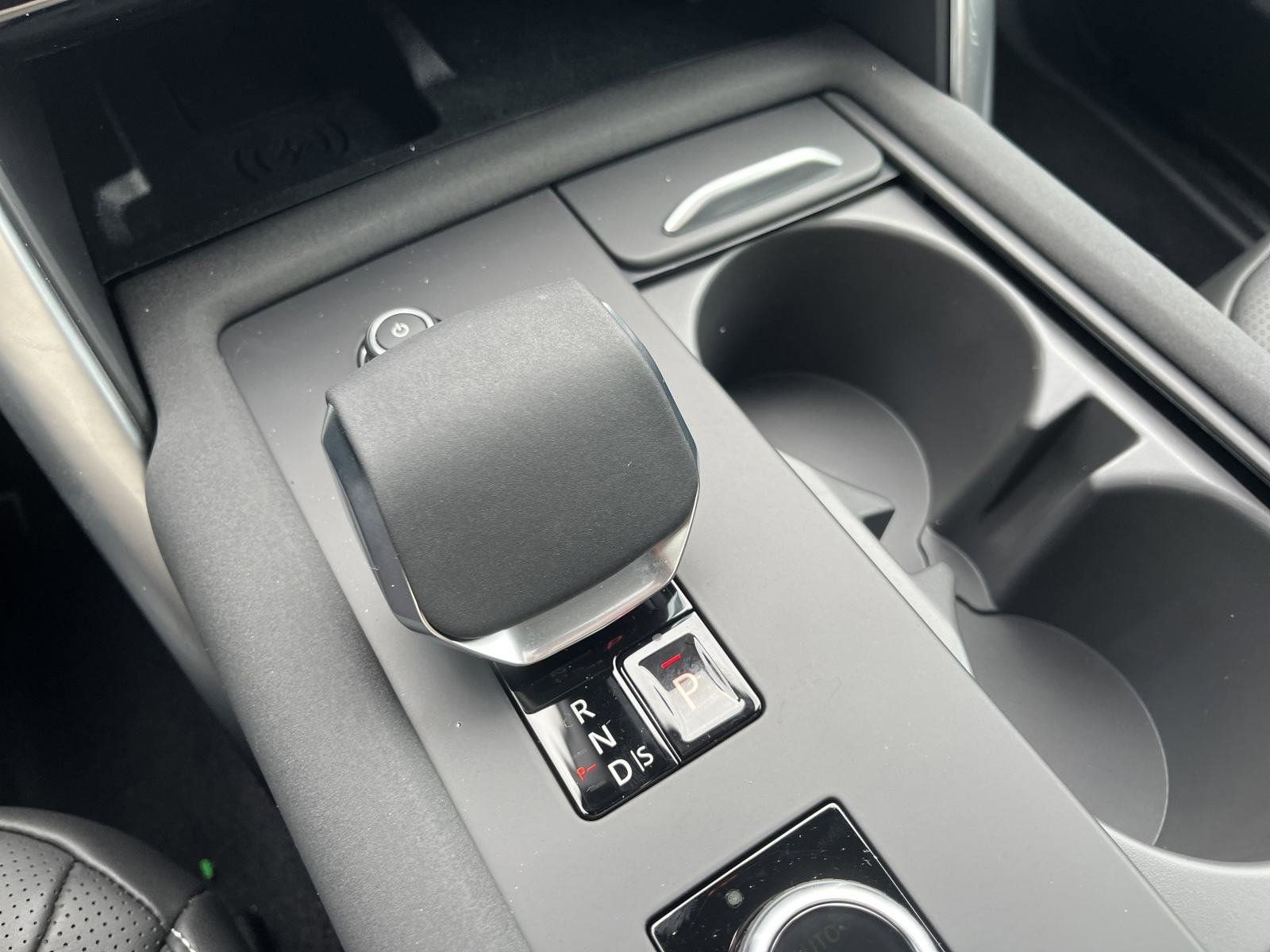 Used 2025 Land Rover Discovery Dynamic SE AWD/4WD image 23