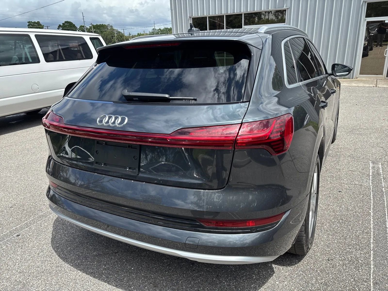 Used 2019 Audi e-tron Premium Plus image 9