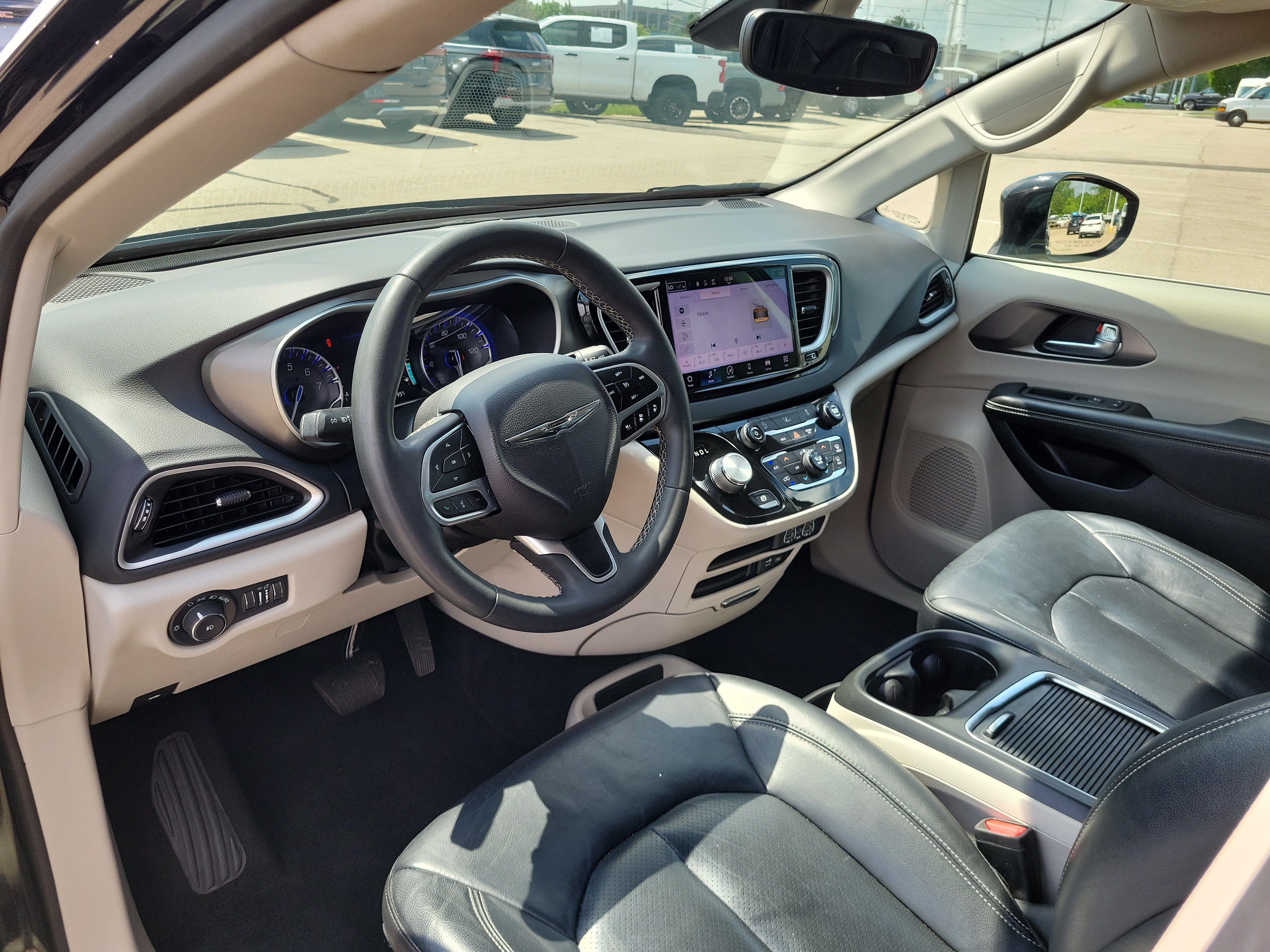 Used 2022 Chrysler Pacifica Touring-L FWD image 16