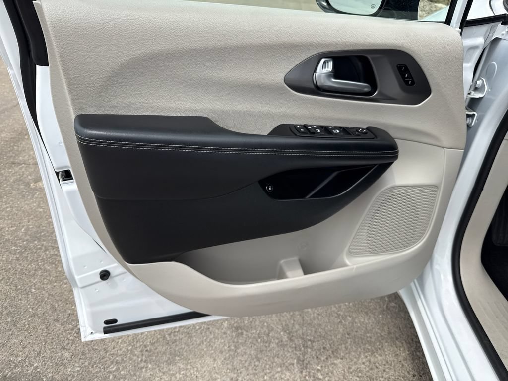 Used 2024 Chrysler Pacifica Limited FWD image 10