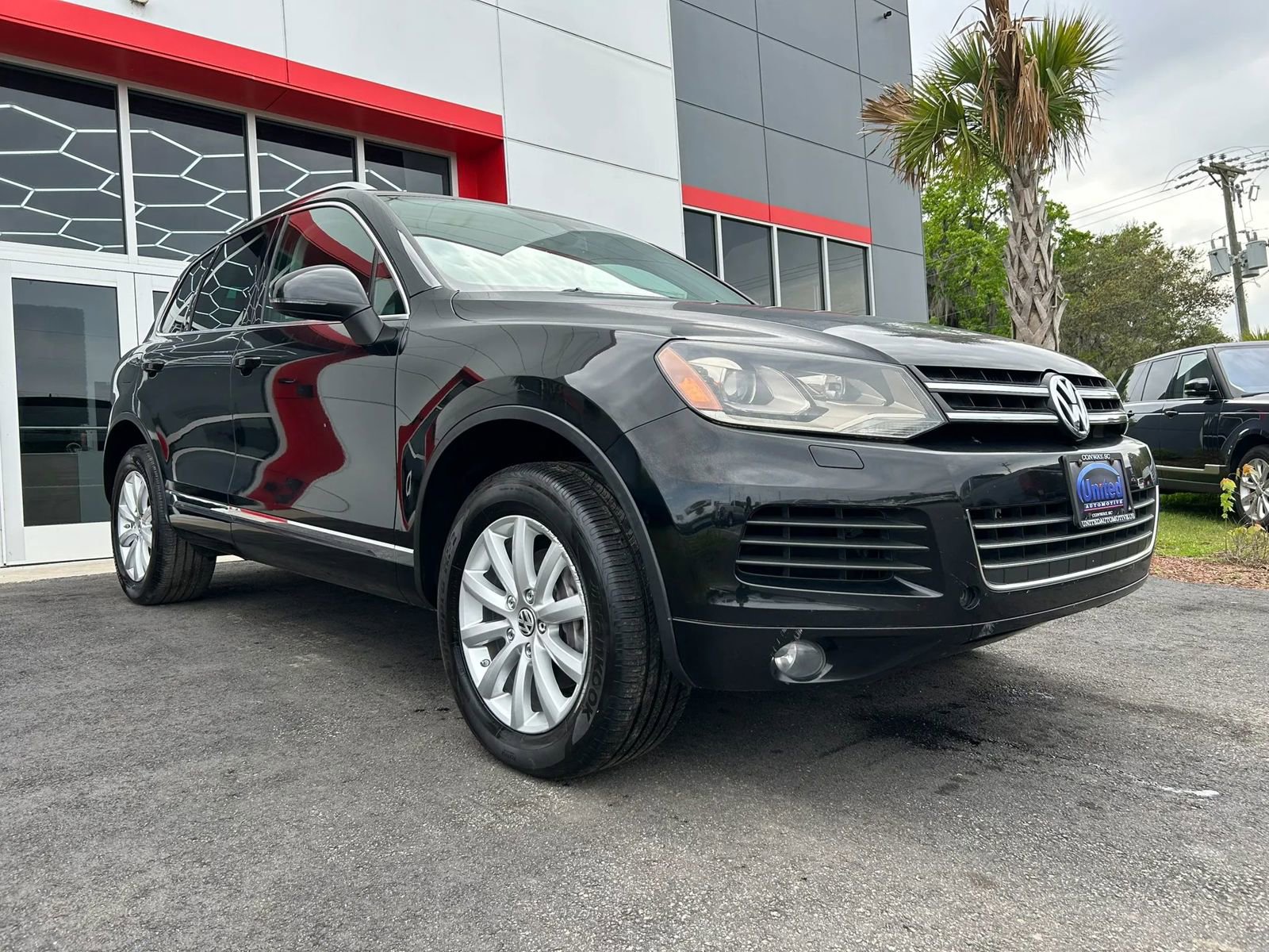 Used 2011 Volkswagen Touareg Sport image 3