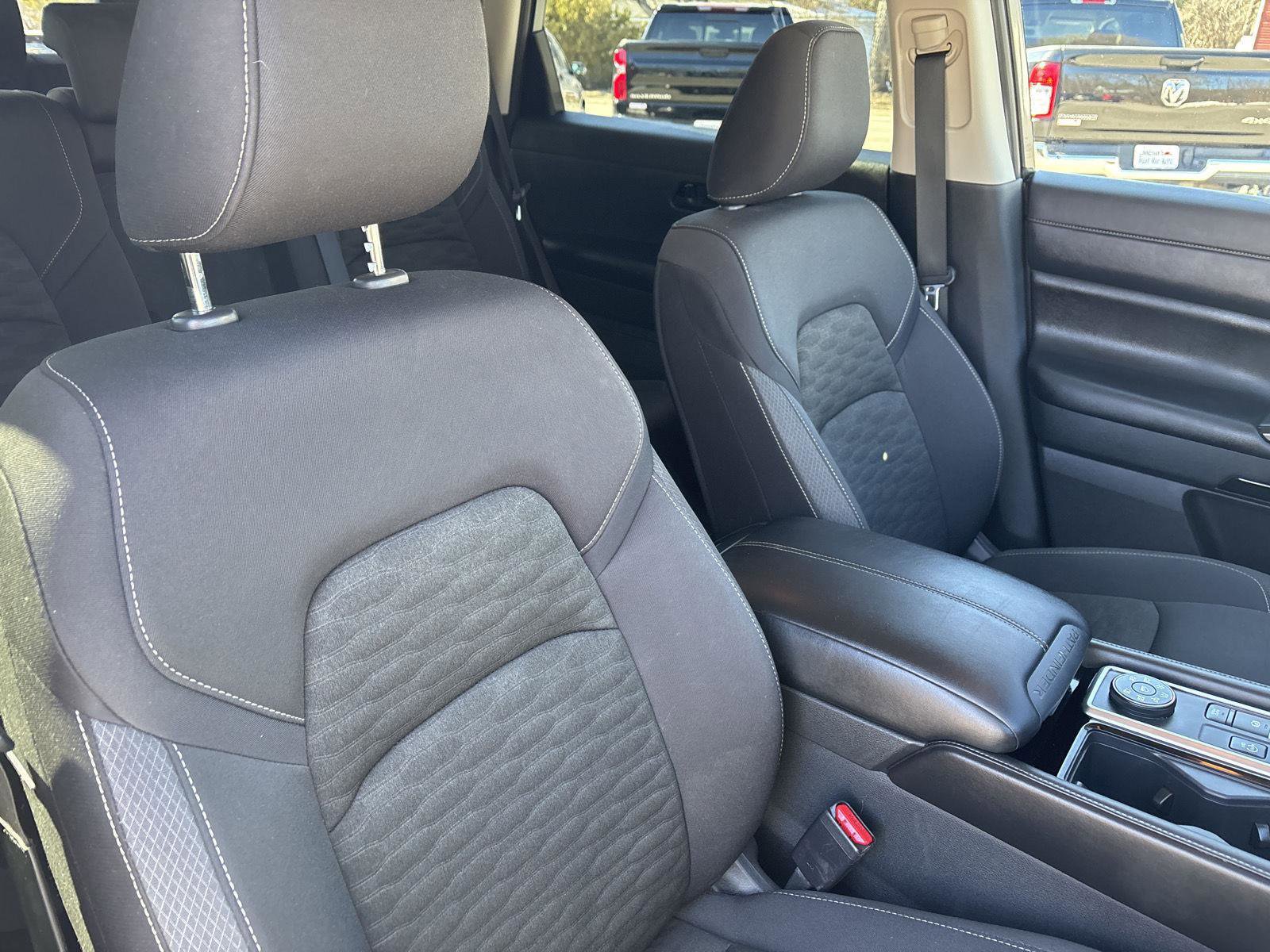 Used 2025 Nissan Pathfinder SV image 31