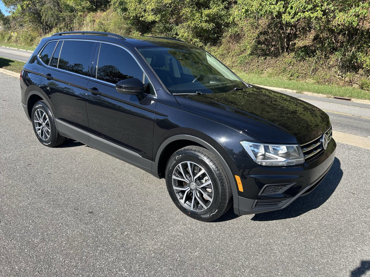 Used 2020 Volkswagen Tiguan SE w/ Panoramic Sunroof Package image 11