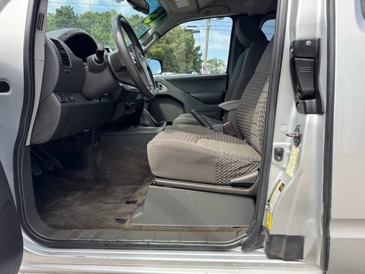 Used 2015 Nissan Frontier SV AWD/4WD image 11