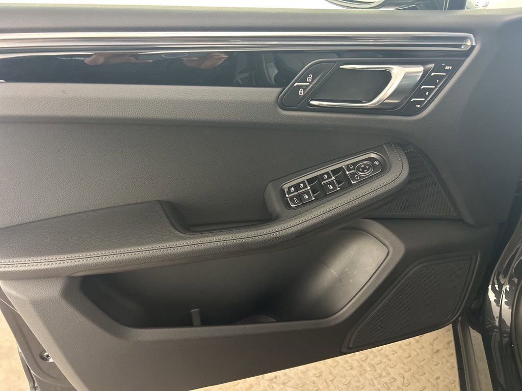 Certified 2025 Porsche Macan image 24