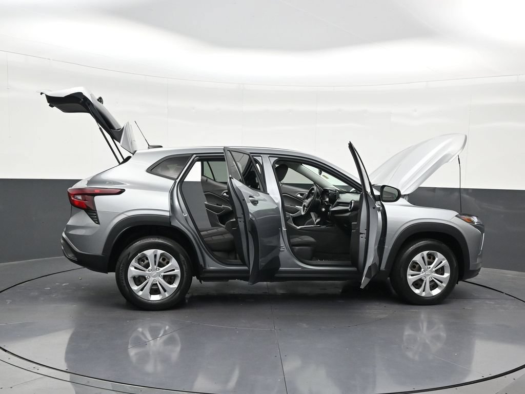 Used 2024 Chevrolet Trax LS FWD image 33