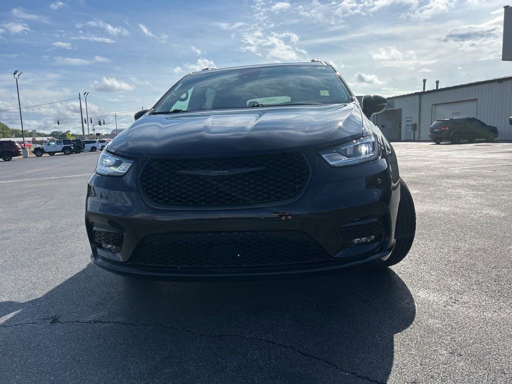 Used 2024 Chrysler Pacifica Touring-L w/ Uconnect Theater Family Group image 10