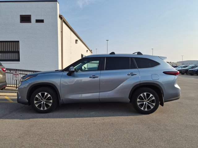 Used 2024 Toyota Highlander XLE AWD/4WD image 8