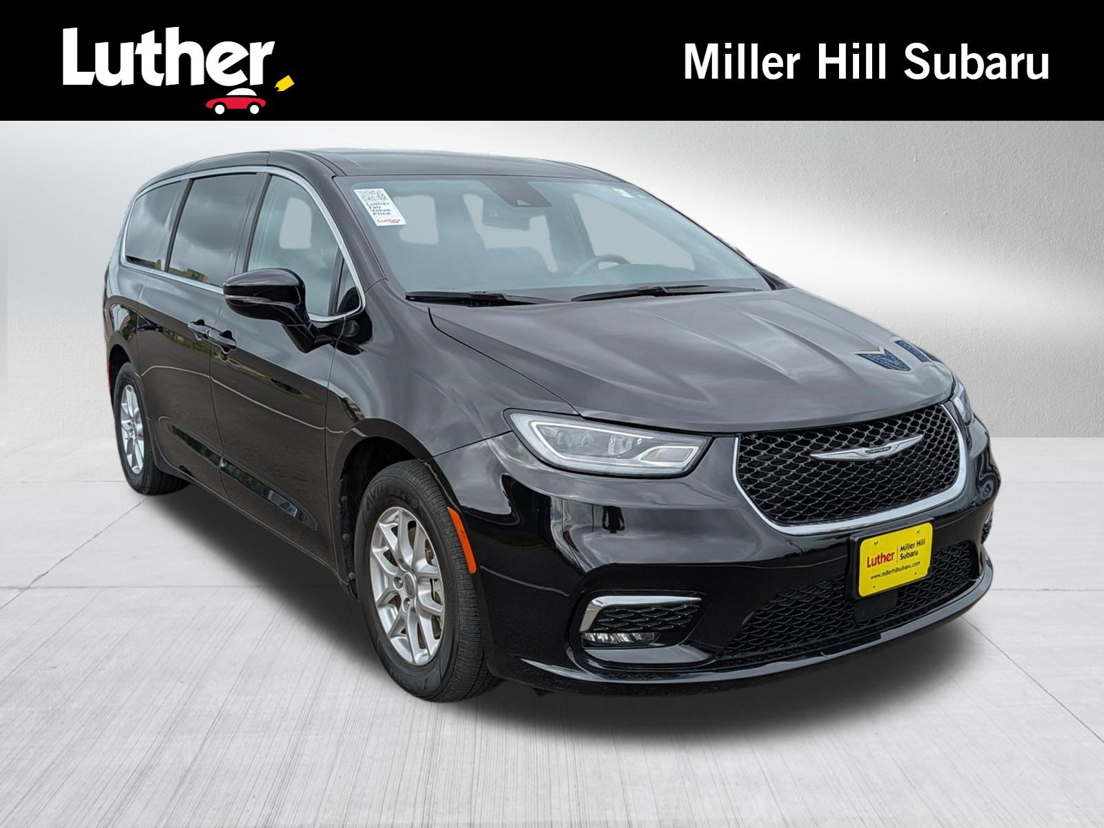 Used 2025 Chrysler Pacifica Select