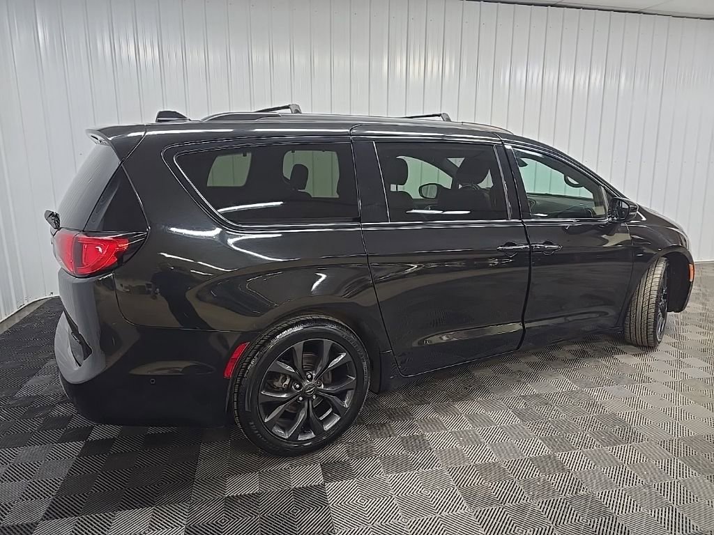 Used 2019 Chrysler Pacifica Limited w/ Advanced Safetytec Group image 3