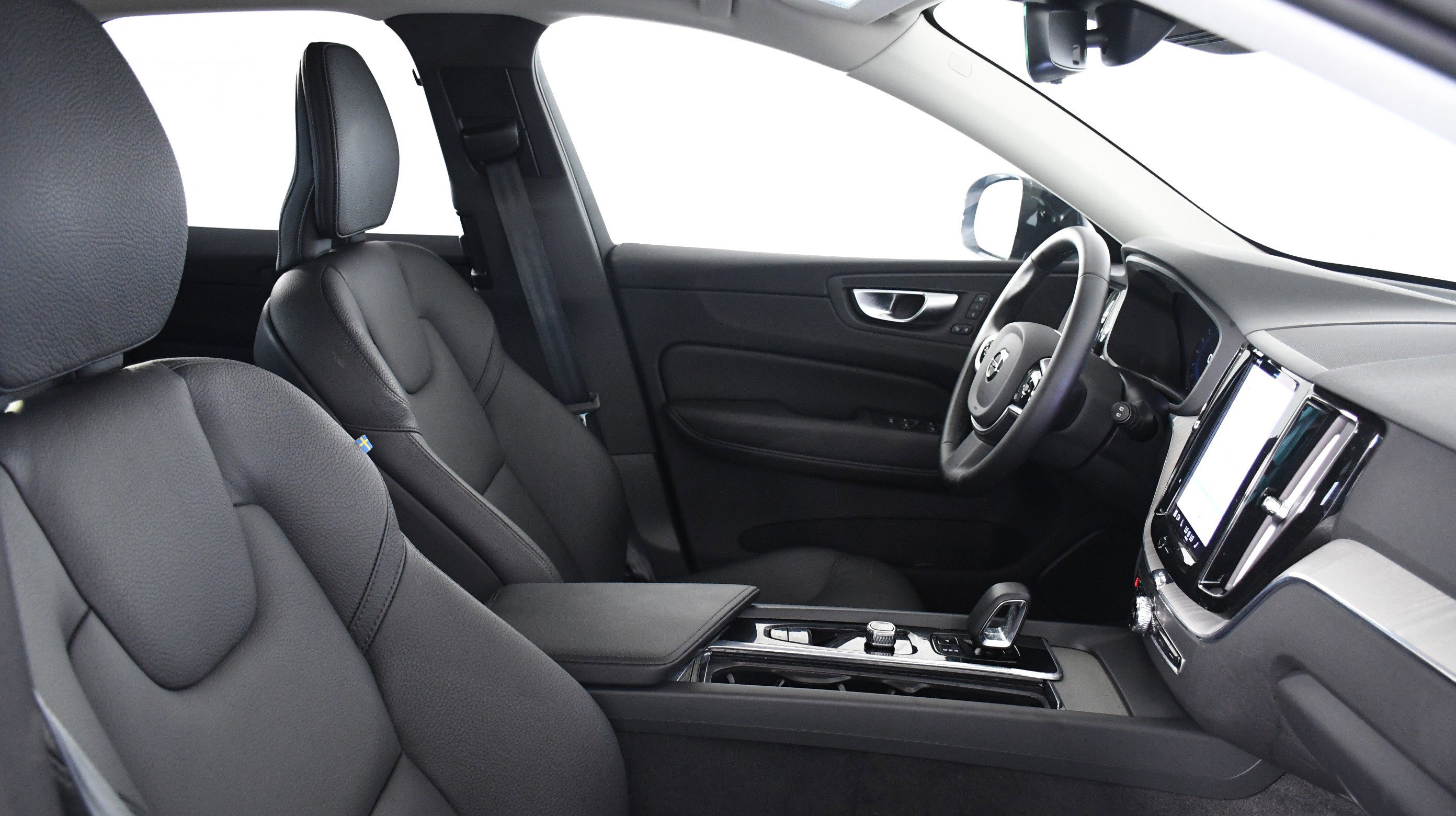 Used 2025 Volvo XC60 B5 Plus image 27