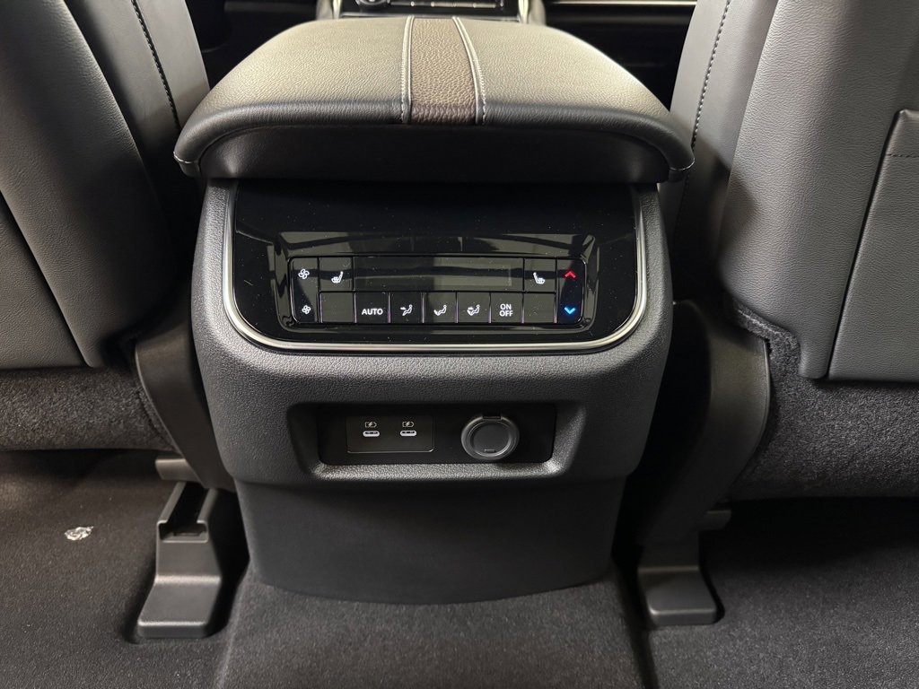 New 2025 Nissan Armada Platinum Reserve image 18