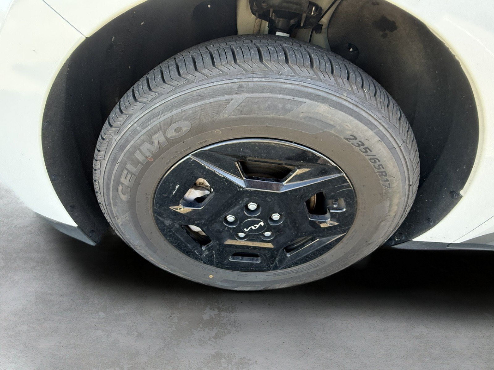 Used 2025 Kia Carnival FWD image 32