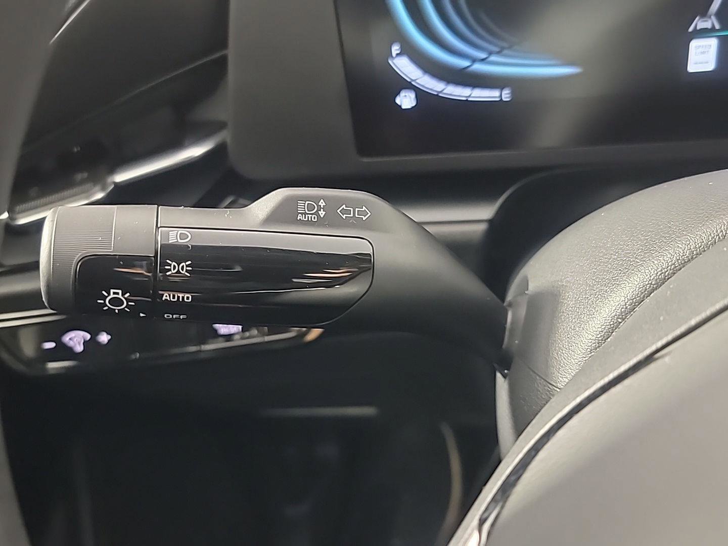 Used 2025 Kia Niro LX image 28