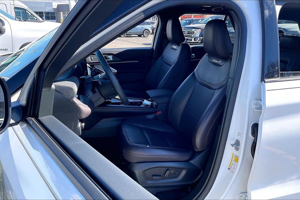 Used 2026 Ford Explorer Platinum image 23