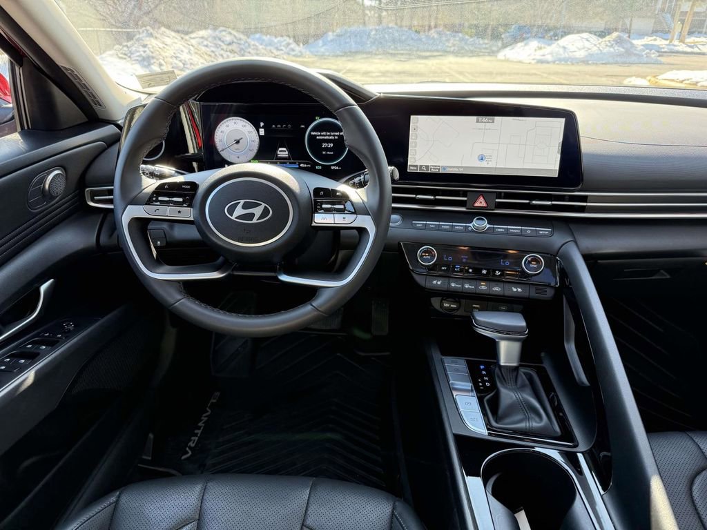 Used 2025 Hyundai Elantra Limited image 8