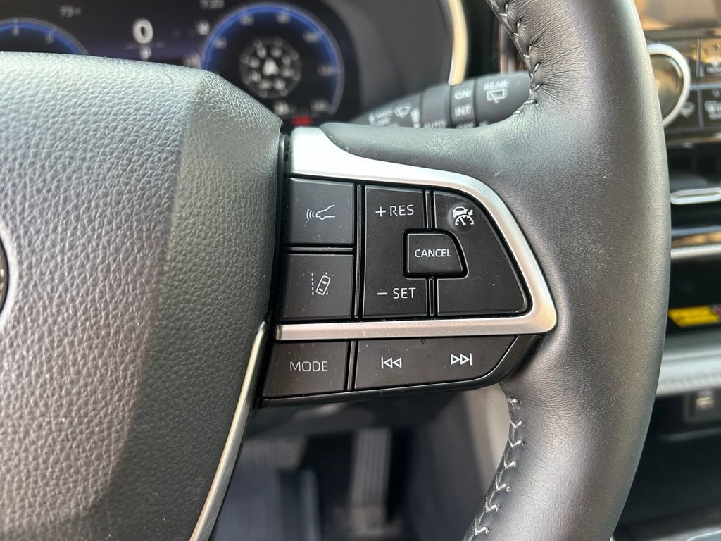 Used 2025 Toyota Highlander Platinum AWD/4WD image 12