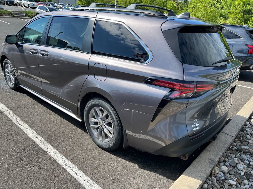 Used 2022 Toyota Sienna LE AWD/4WD image 4