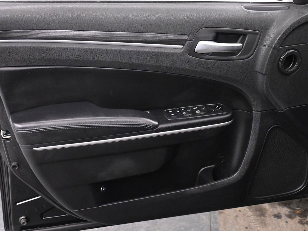 Used 2019 Chrysler 300 Touring w/ Sport Appearance Package image 10