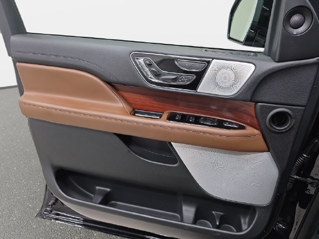 Certified 2024 Lincoln Navigator Reserve AWD/4WD image 24