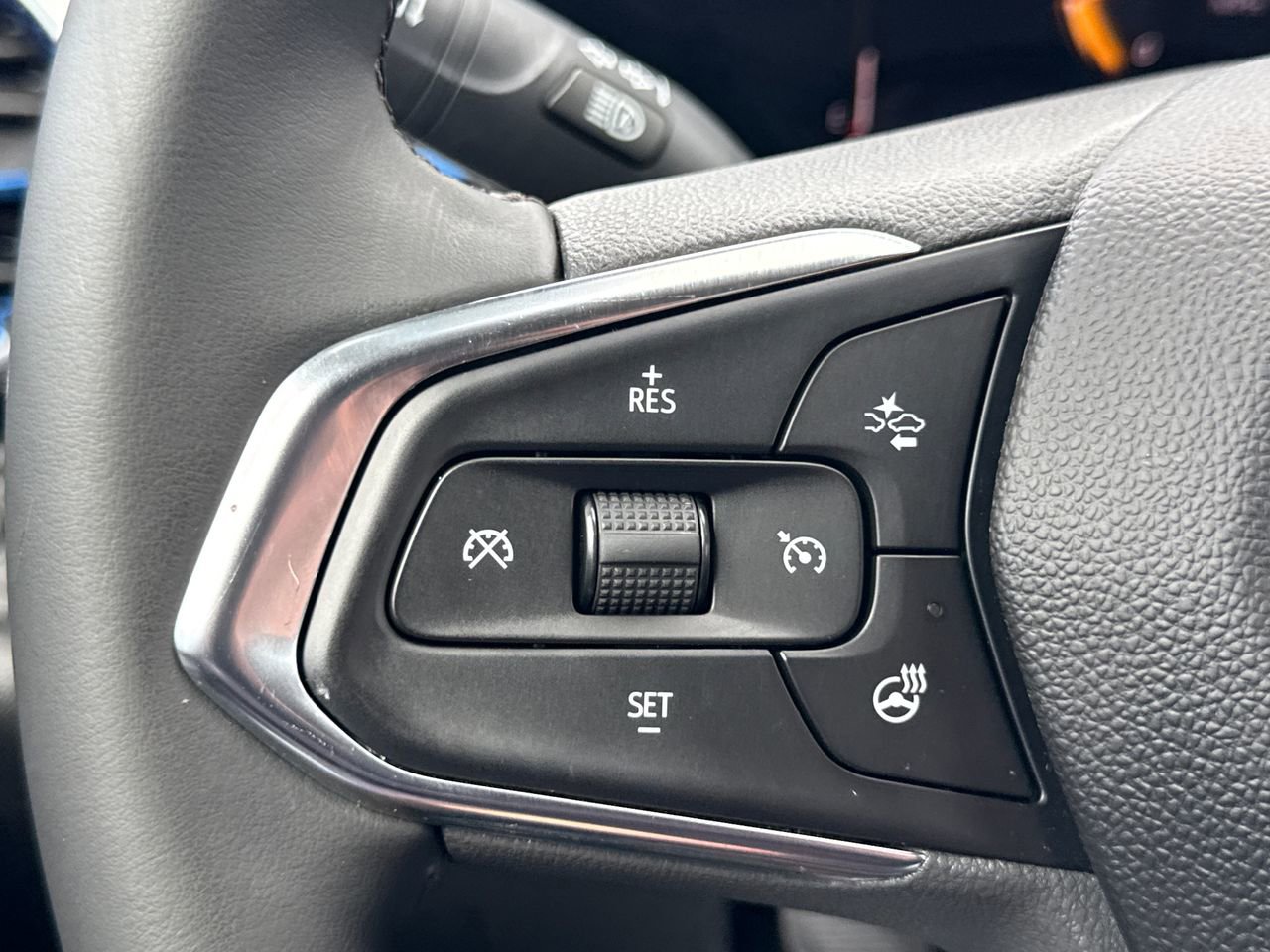 Used 2025 Chevrolet Trax LT w/ LT Convenience Package image 26