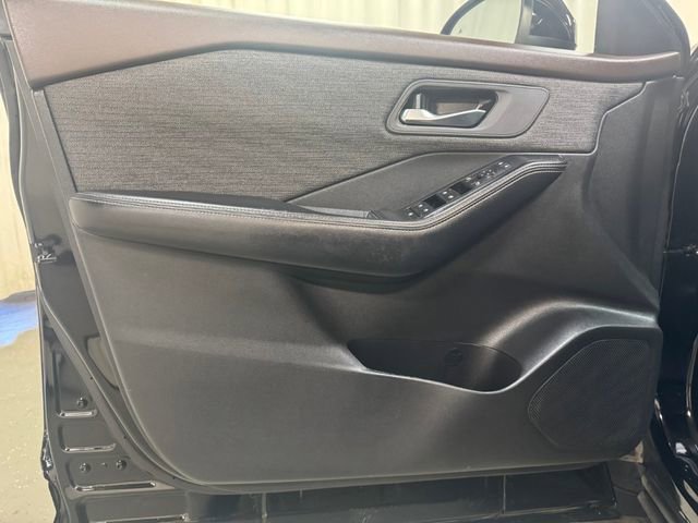 Used 2021 Nissan Rogue SV image 11