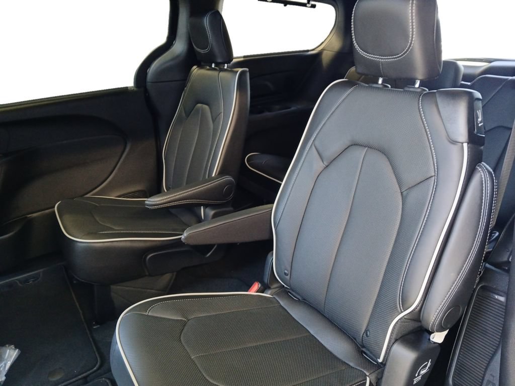 New 2027 Chrysler Pacifica Limited FWD image 22