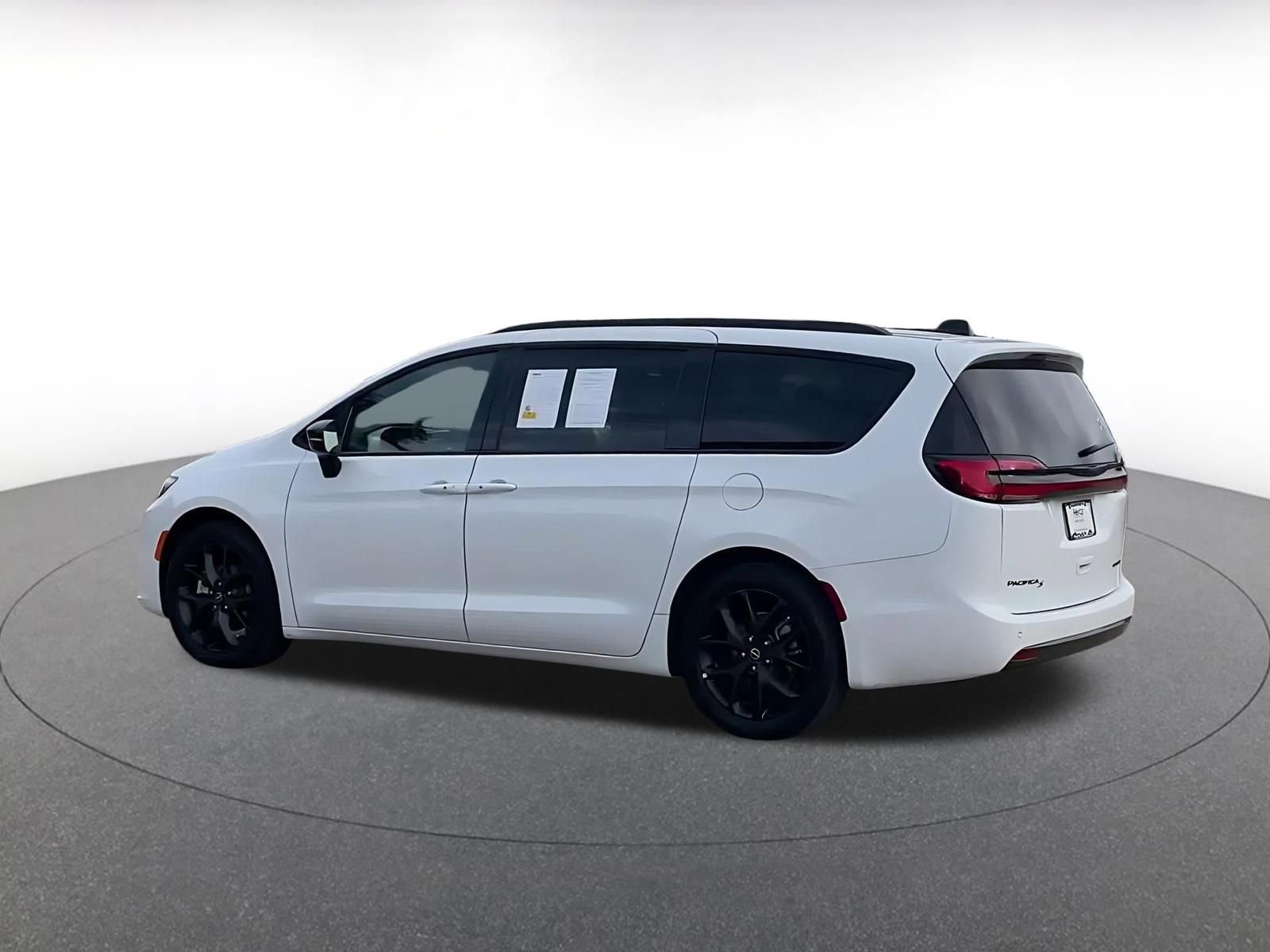 Used 2025 Chrysler Pacifica Limited image 10