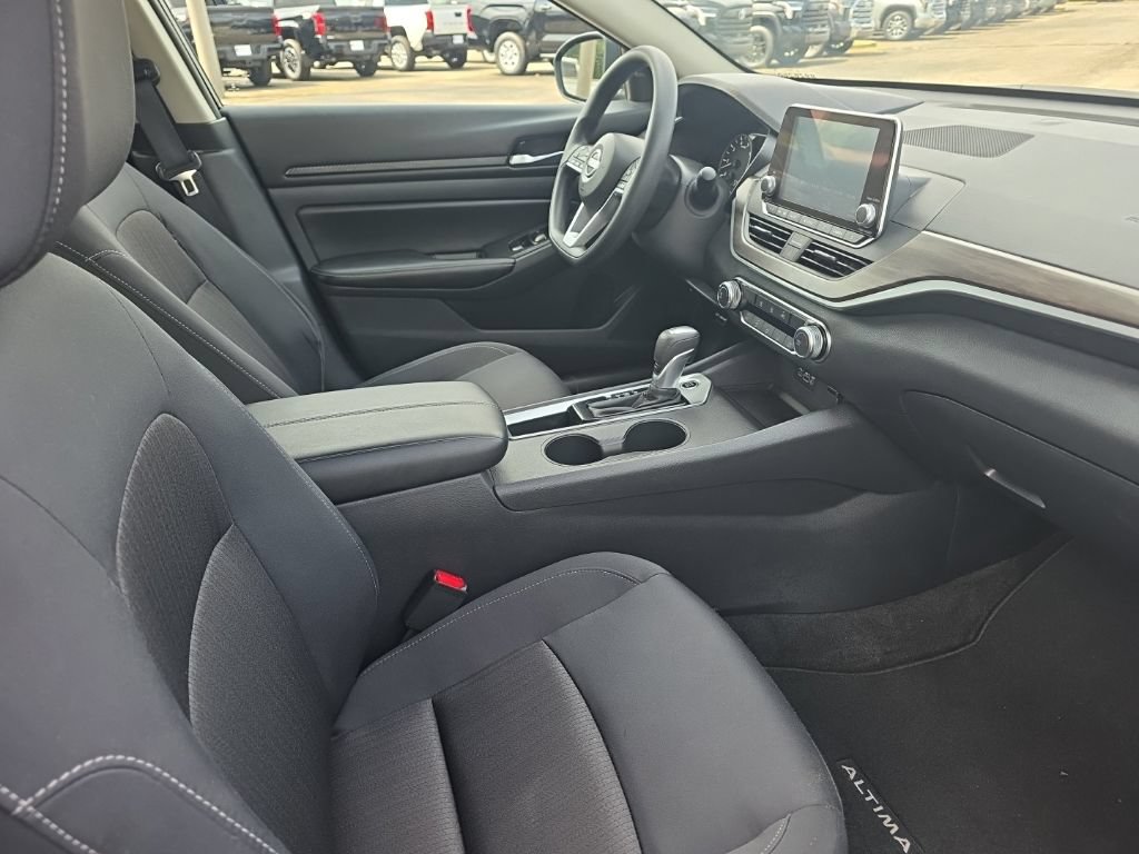 Used 2025 Nissan Altima 2.5 SV FWD image 9