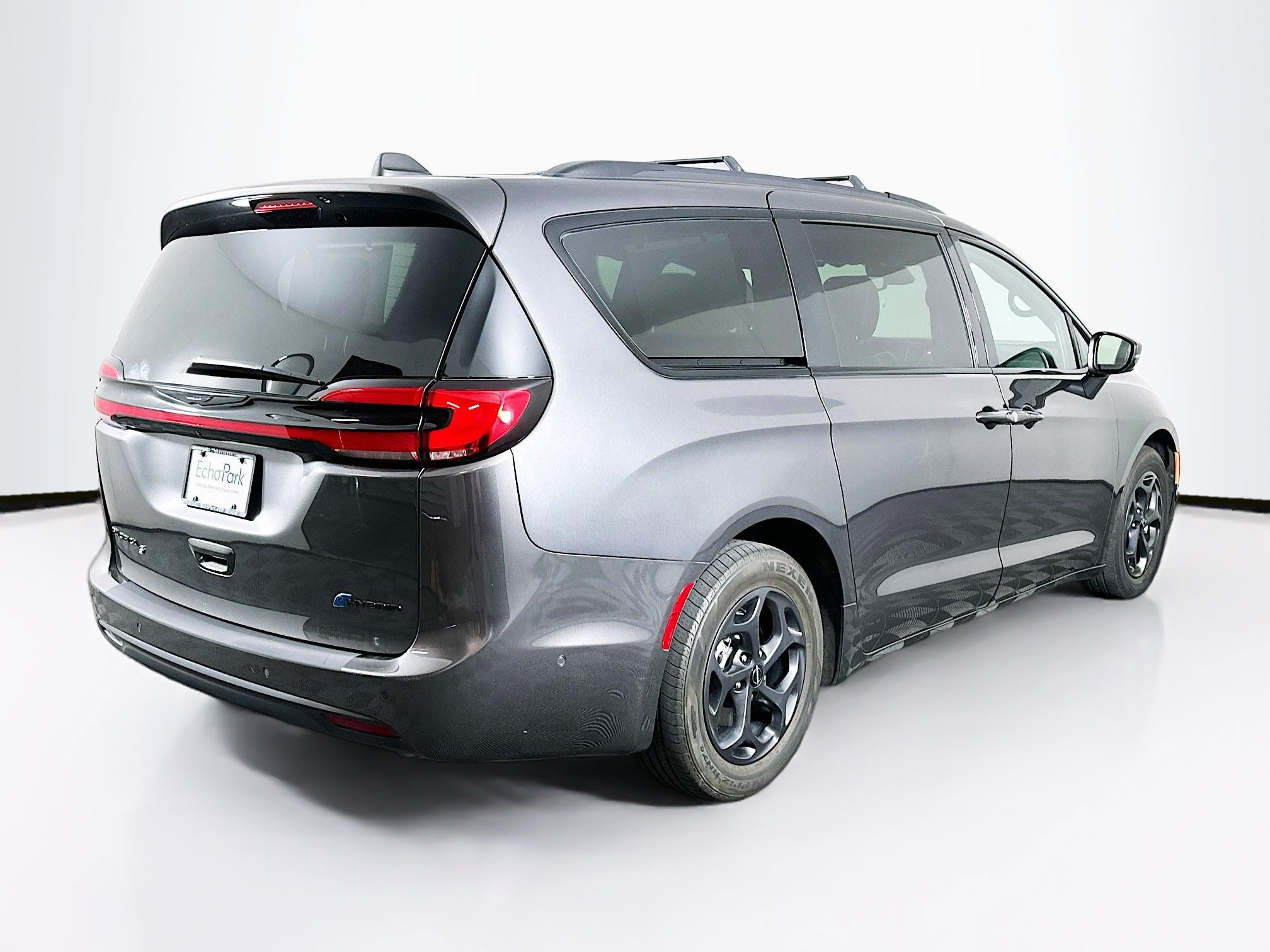 Used 2022 Chrysler Pacifica Limited w/ Uconnect Theater Family Group FWD image 9